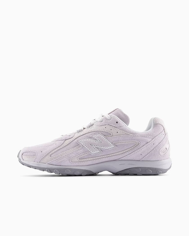 Dames sneakers van New Balance 204L in natuurlijke tinten, CAPE EXCLUSIVES, close-up van het ontwerp en materialen.
