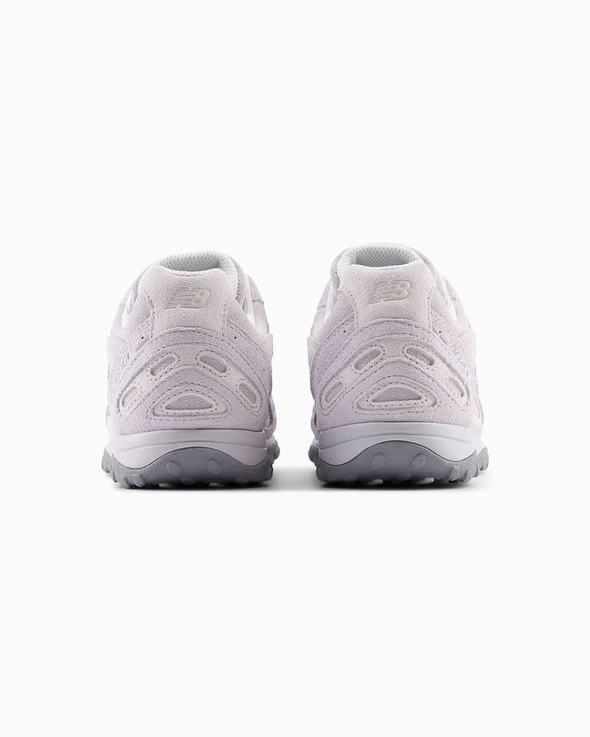 Zwarte New Balance 204L sneakers van CAPE EXCLUSIVES, comfortabele sportieve schoenen met witte details.