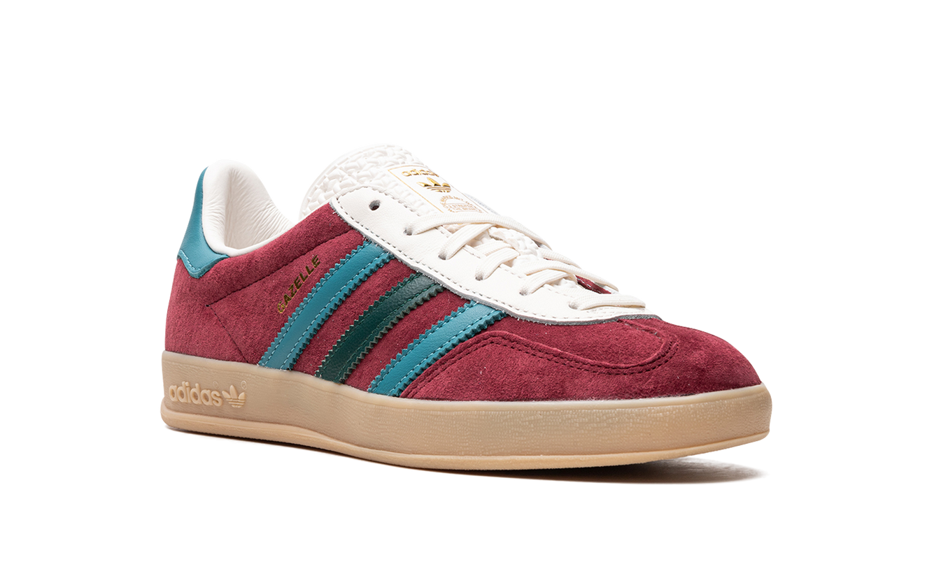 Adidas Gazelle indoor schoenen in Collegiate Burgundy, donkerrode sneakers voor binnengebruik, met witte zool en leren details
