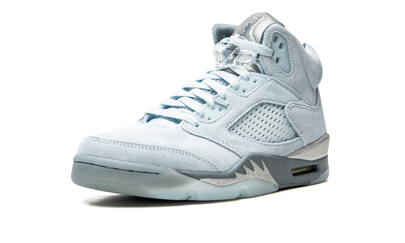 Lichte blauwe Air Jordan 5 Retro WMNS schoen met witte en zwarte accenten, van het merk Mijn winkel.