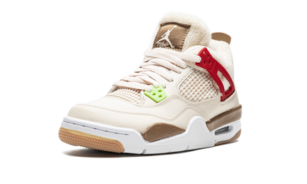 Air Jordan 4 Retro GS schoenen in wild dierenthema met levendige kleuren en unieke details op de bovenkant.