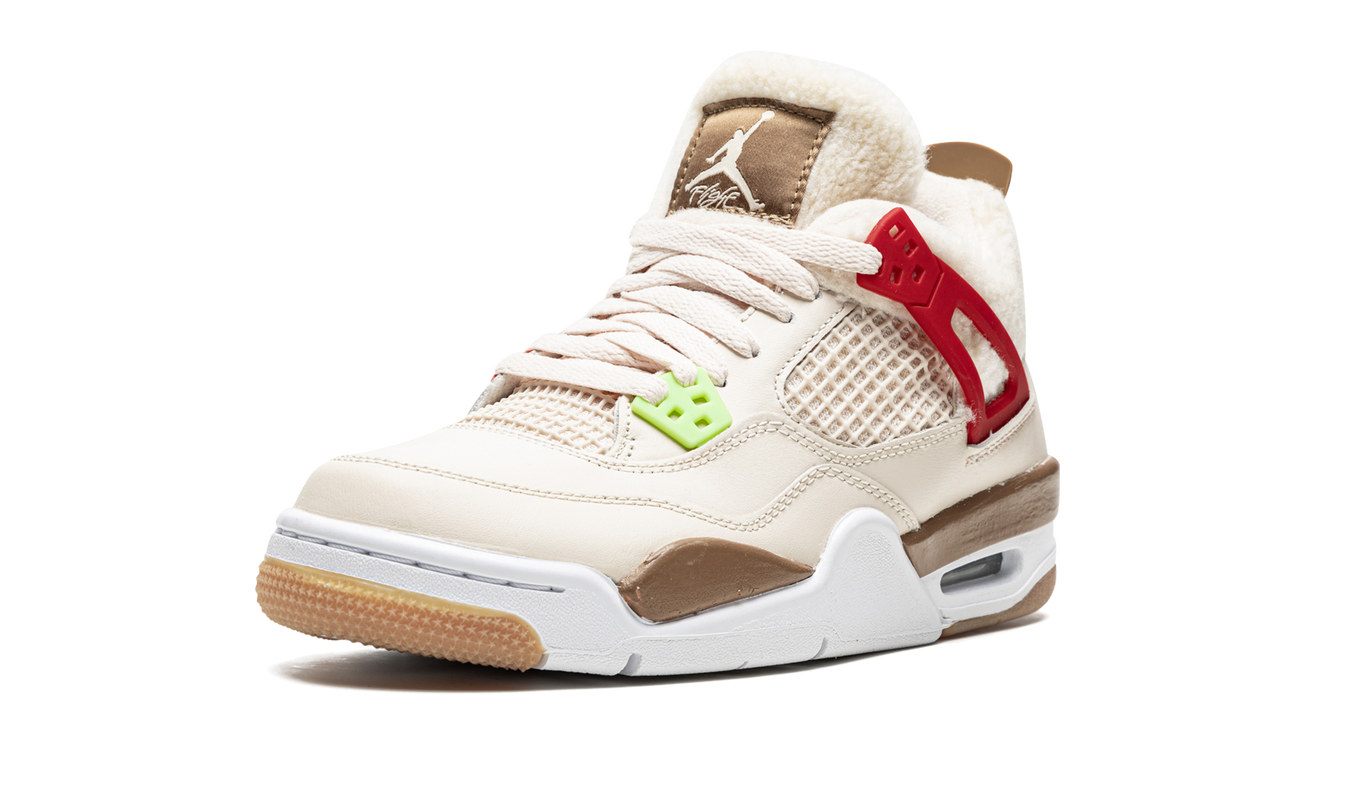 Air Jordan 4 Retro GS schoenen in wild dierenthema met levendige kleuren en unieke details op de bovenkant.