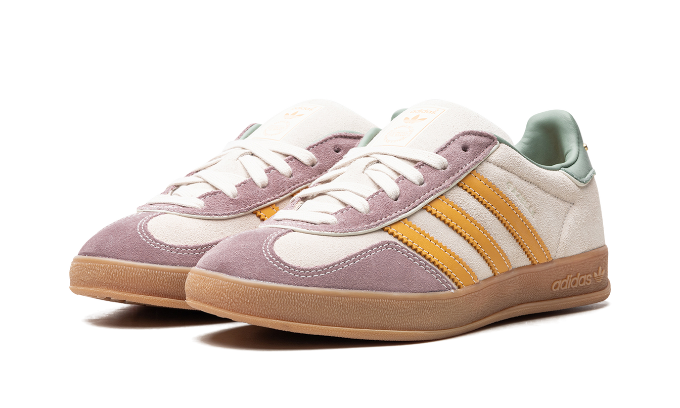 Geel Adidas Gazelle indoor schoenen, pre-loved, met witte details en sportschoenen design, gericht op comfort en stijl.