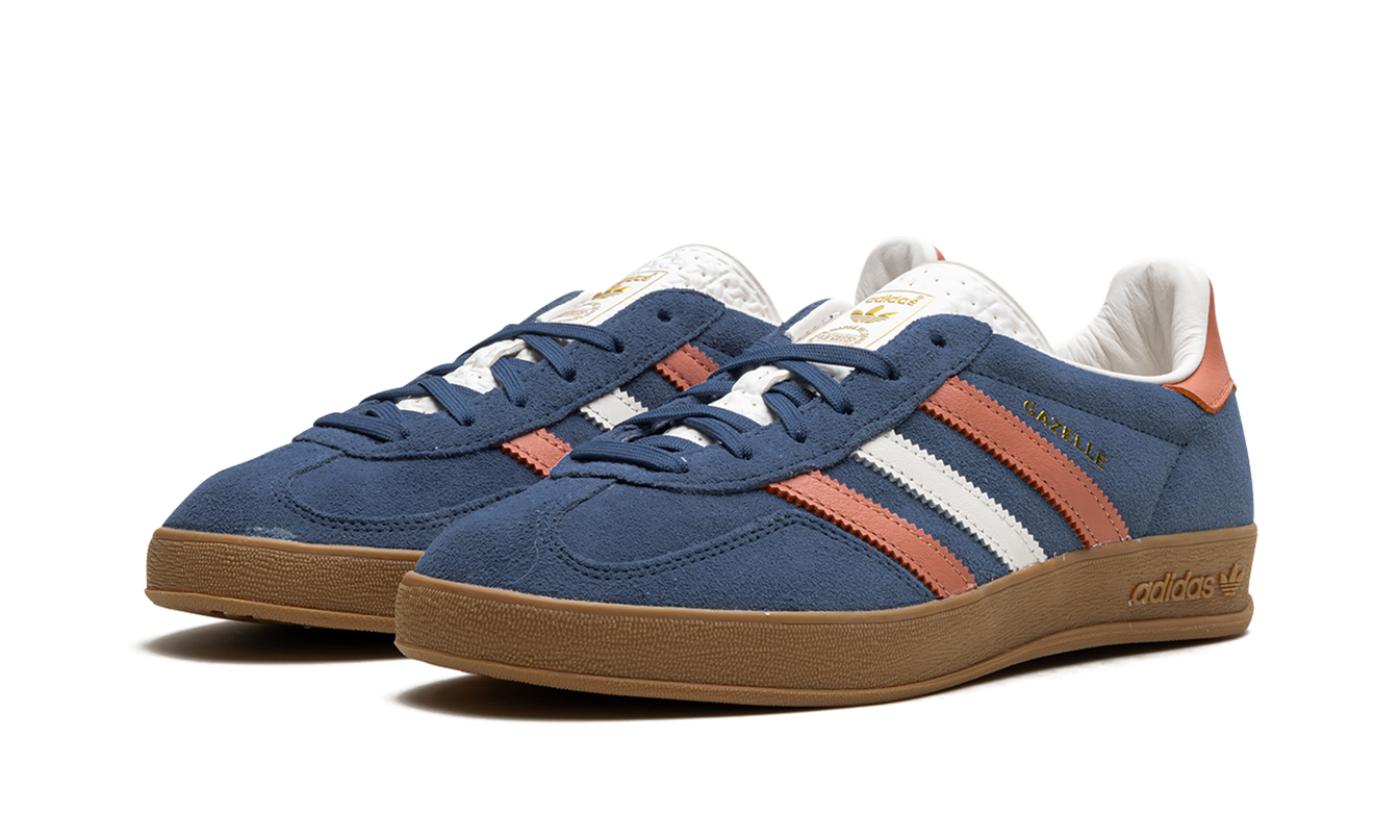 Sportieve Adidas Gazelle Indoor schoenen in roze zandkleur met witte details, geschikt voor binnensporten en casual gebruik.