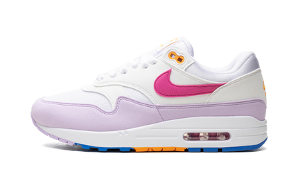 Lichte Nike Air Max 1 '87 WMNS schoenen met mismatched swoosh en wit-roze kleuren, zichtbaar vanaf de zijkant.