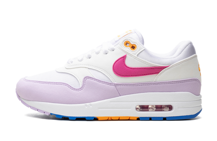 Lichte Nike Air Max 1 '87 WMNS schoenen met mismatched swoosh en wit-roze kleuren, zichtbaar vanaf de zijkant.