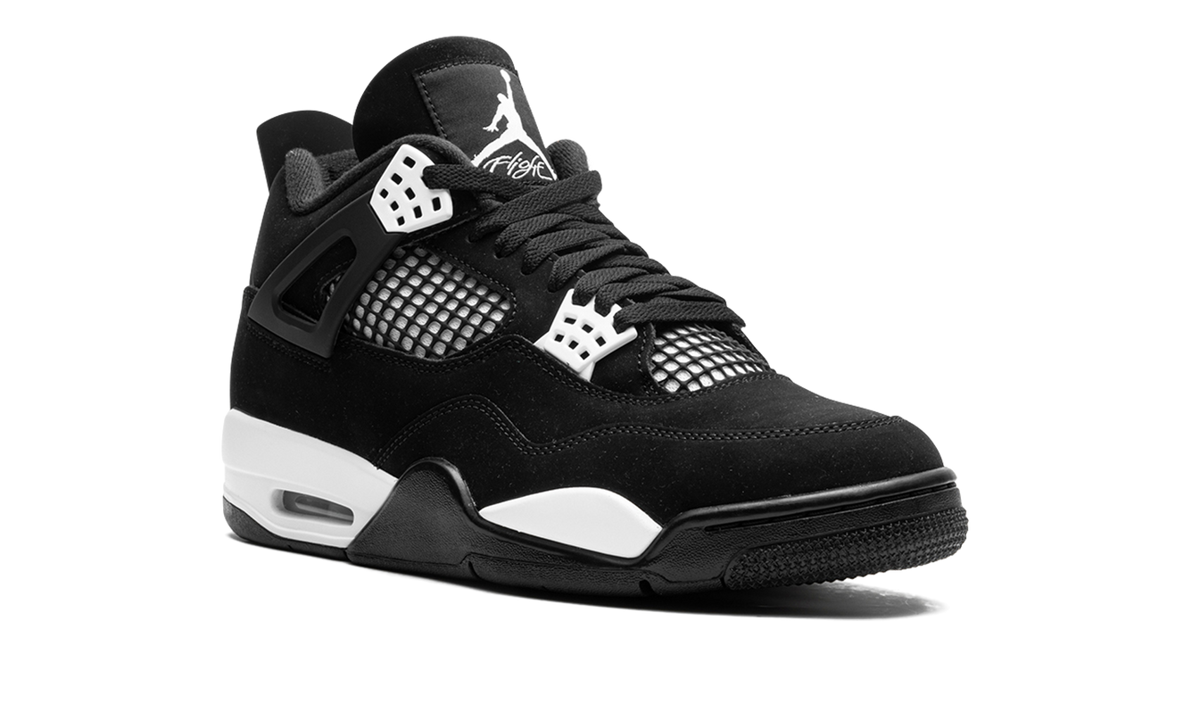 Witte Air Jordan 4 sneakers met gele accenten, comfortabele schoenen van Mijn winkel, zichtbaar op de afbeelding.