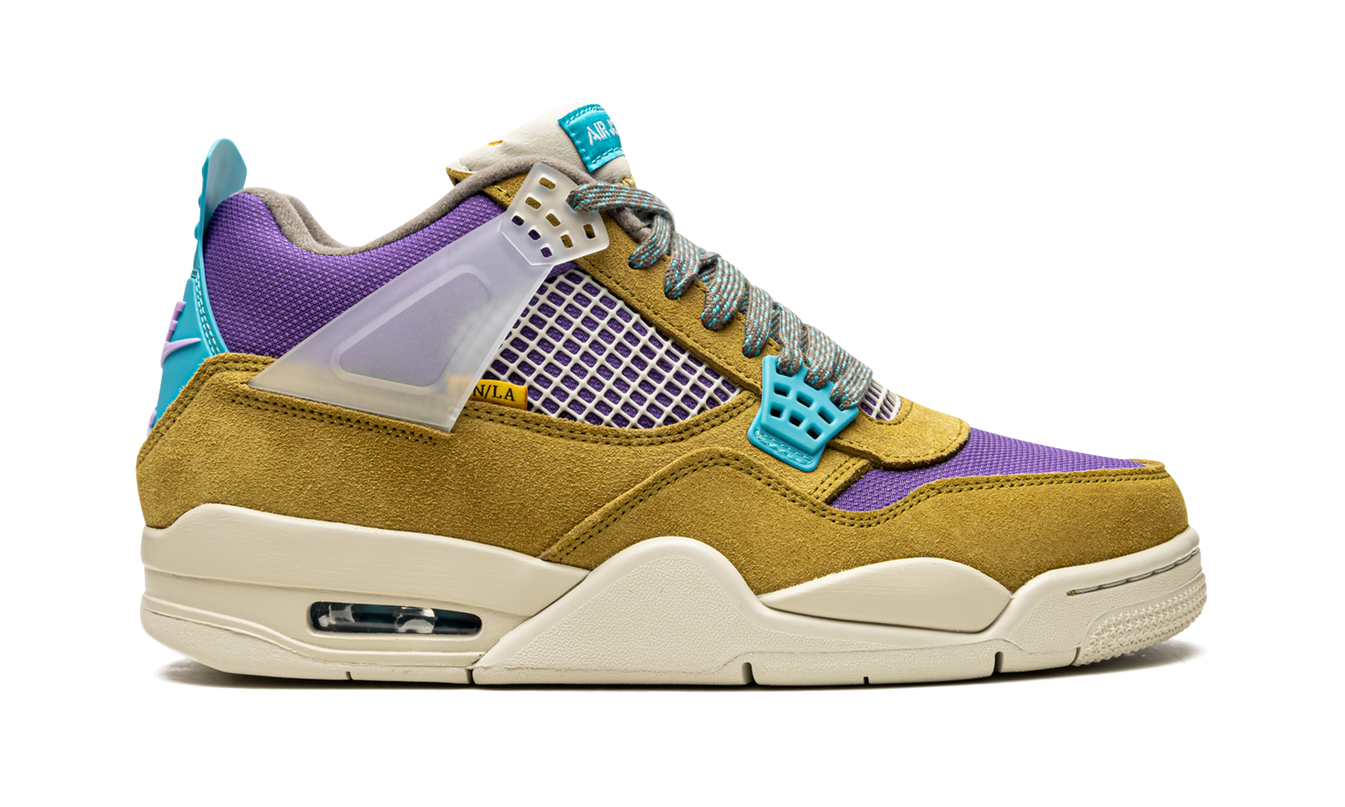 Air Jordan 4 Retro SP schoenen in Desert Moss, met geruite details en oranje accenten, op een witte achtergrond