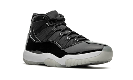 Air Jordan 11 Retro "Jubilee" schoenen met glanzende zilveren details en witte leren bovenkant, iconisch ontwerp voor jubileumviering