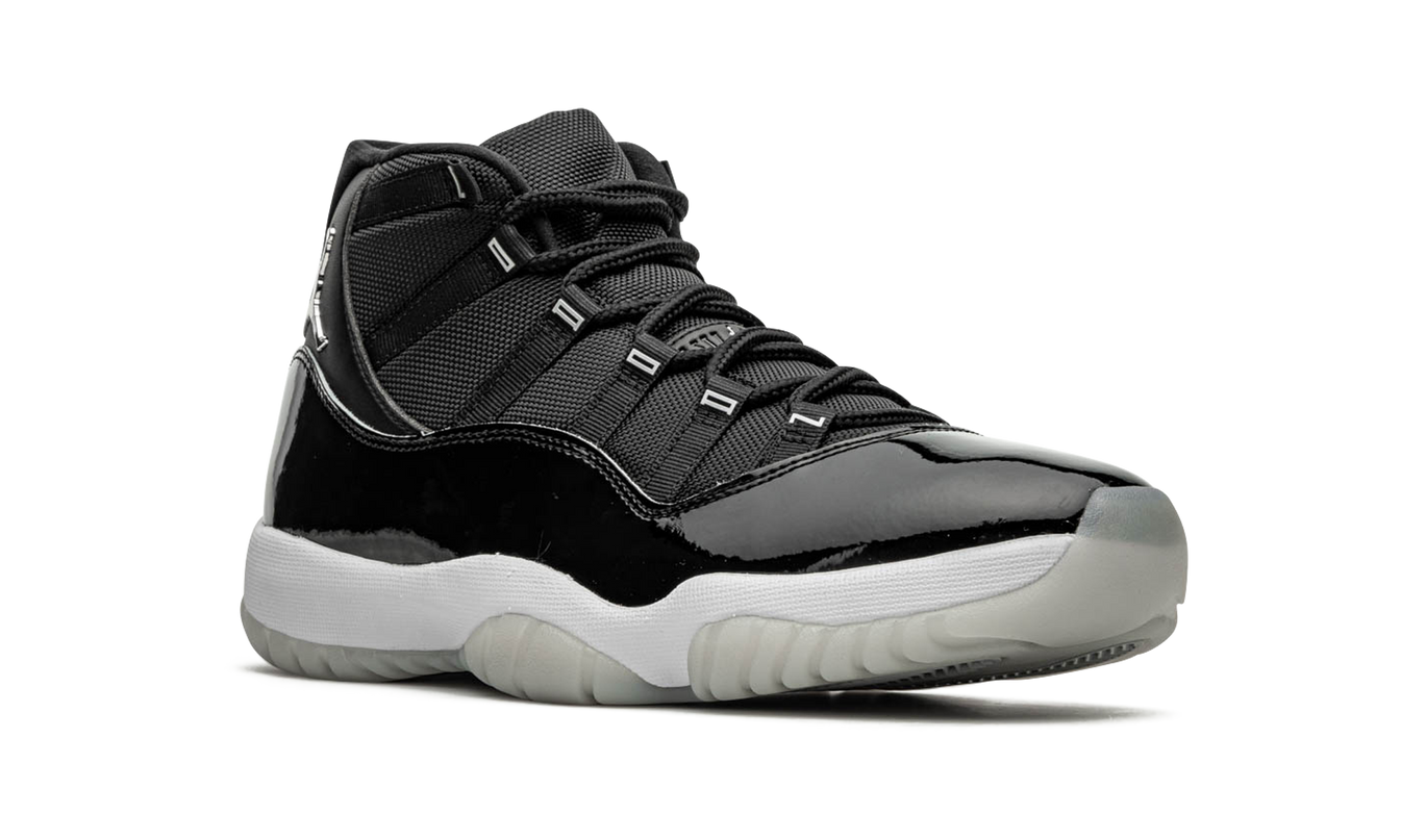 Air Jordan 11 Retro "Jubilee" schoenen met glanzende zilveren details en witte leren bovenkant, iconisch ontwerp voor jubileumviering