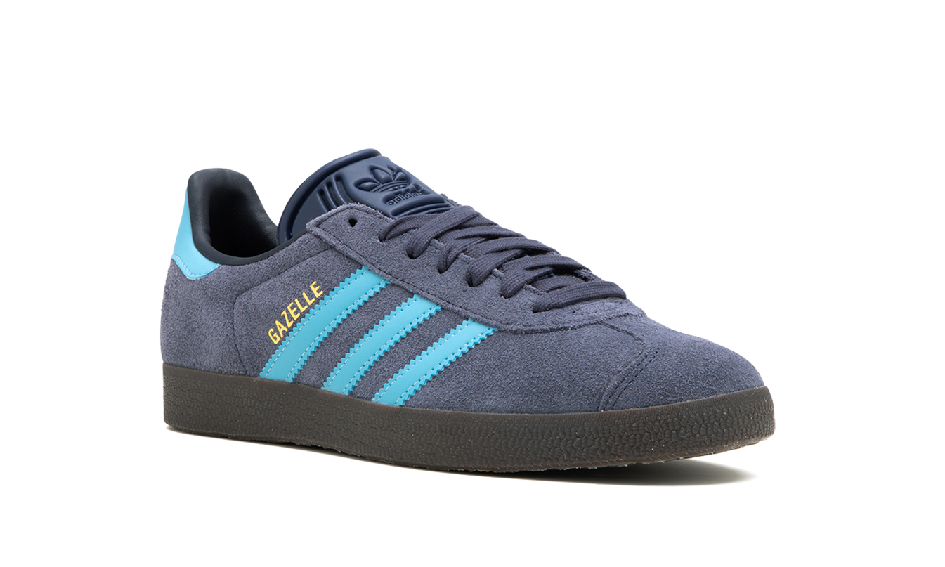 Dames Adidas Gazelle blauw met gumzool sportschoenen op witte achtergrond, close-up van de originele blauwe sneakers