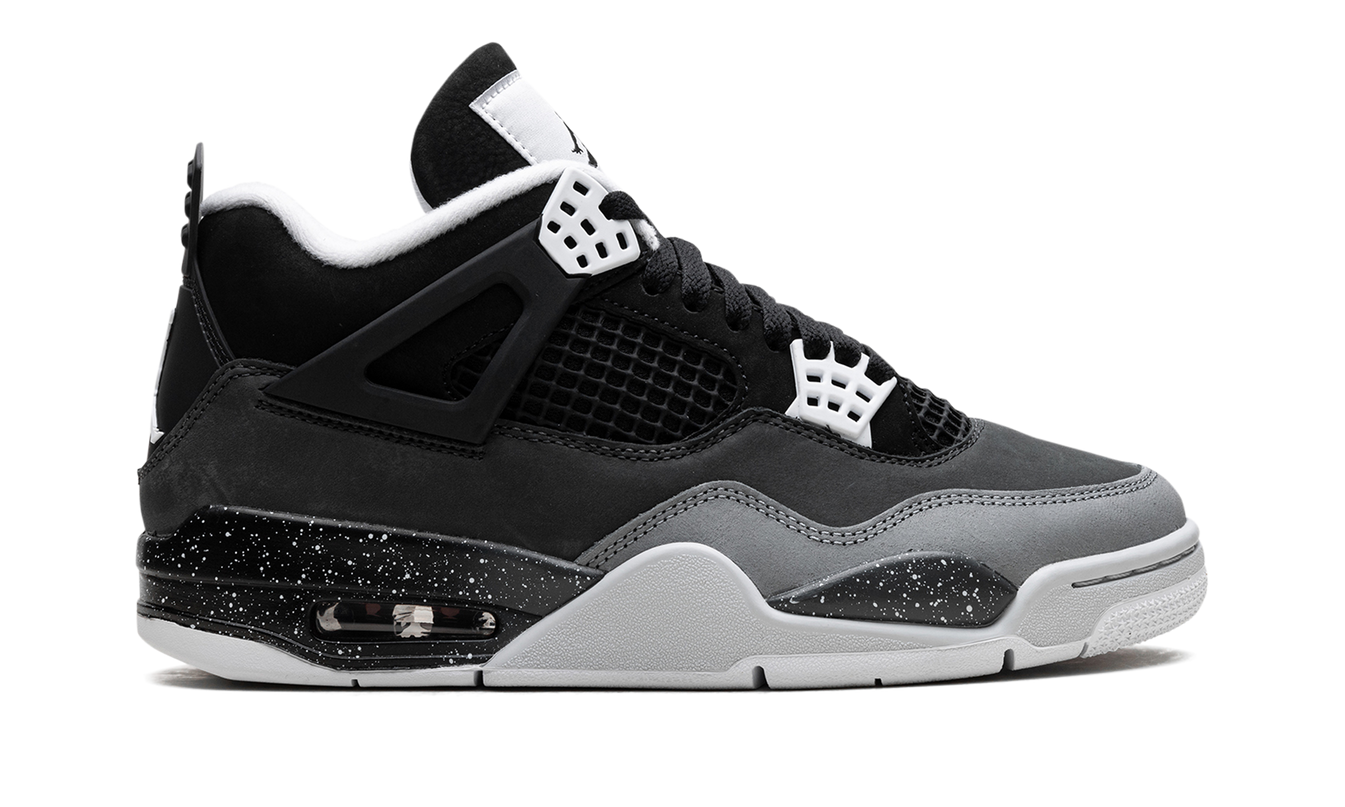 Air Jordan 4 "Fear" sneakers van Mijn winkel, close-up van de zwarte en rode schoenen met details.