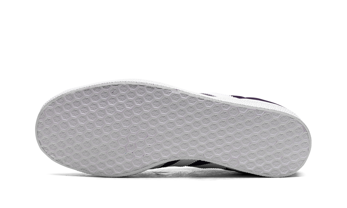 Donkere paar Adidas Gazelle schoenen in Rich Purple met witte zool en zwarte details, geschikt voor casual dragen.