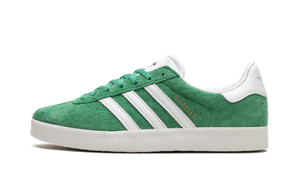 Adidas Gazelle 85 schoenen in Court Green, lage sportschoenen met suède bovenwerk en witte zool.