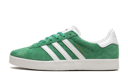 Adidas Gazelle 85 schoenen in Court Green, lage sportschoenen met suède bovenwerk en witte zool.