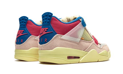 Witte Air Jordan 4 Retro SP "Union - Guava Ice" sneakers met oranje en blauwe accenten, zichtbaar in close-up afbeelding.