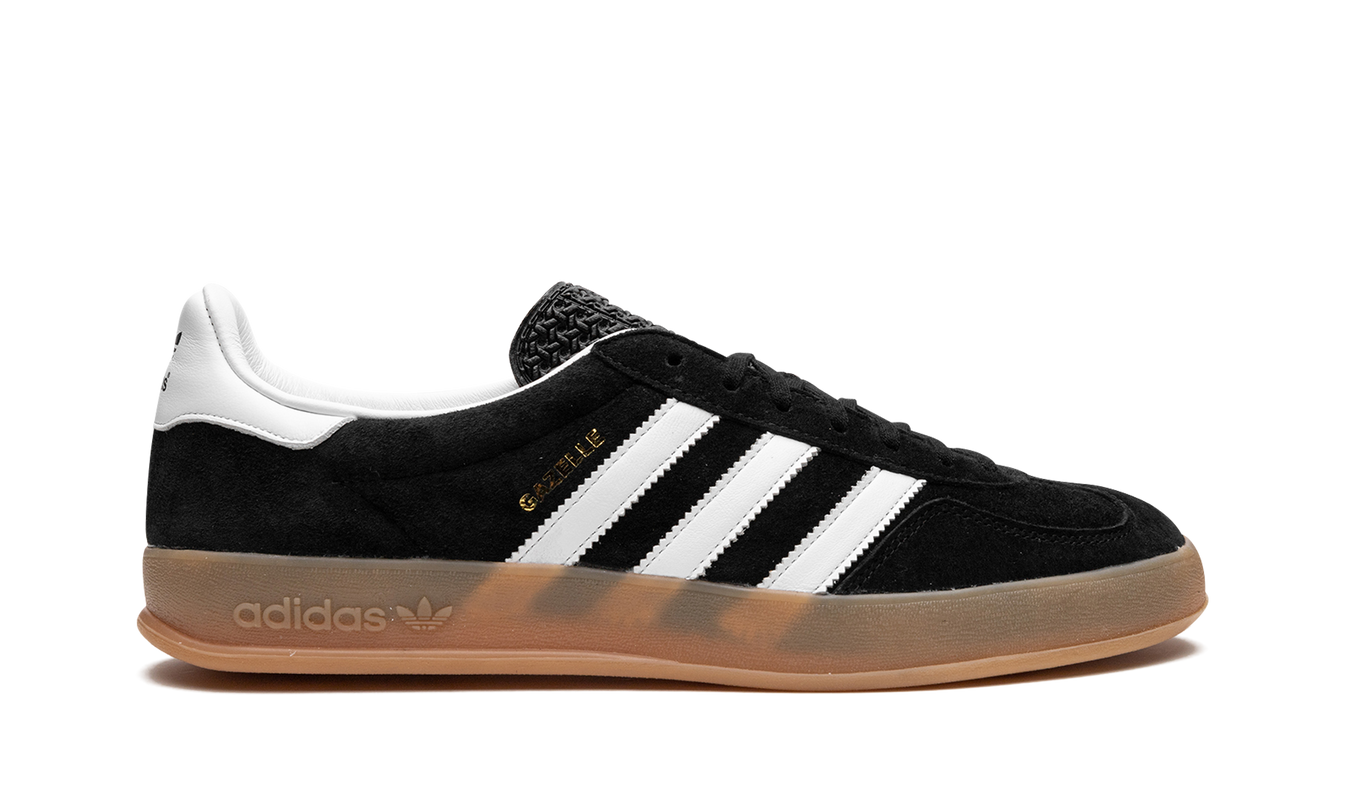 Zwarte Adidas Gazelle indoor schoenen met witte en gumkleurige details, geschikt voor binnen en sportgebruik.