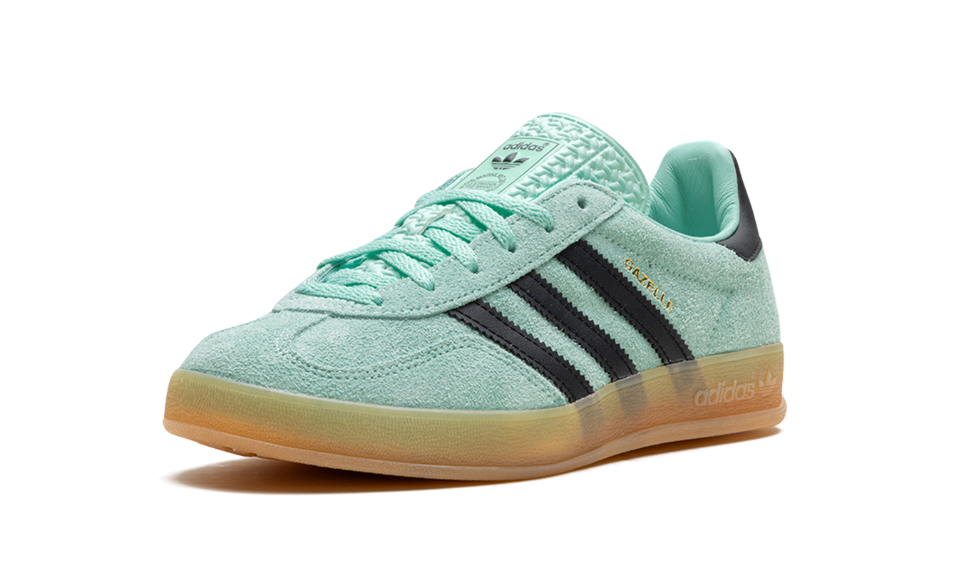 Donkere Adidas Gazelle Indoor schoenen met clemin en zwart ontwerp, geschikt voor binnen sporten, op een neutrale achtergrond.