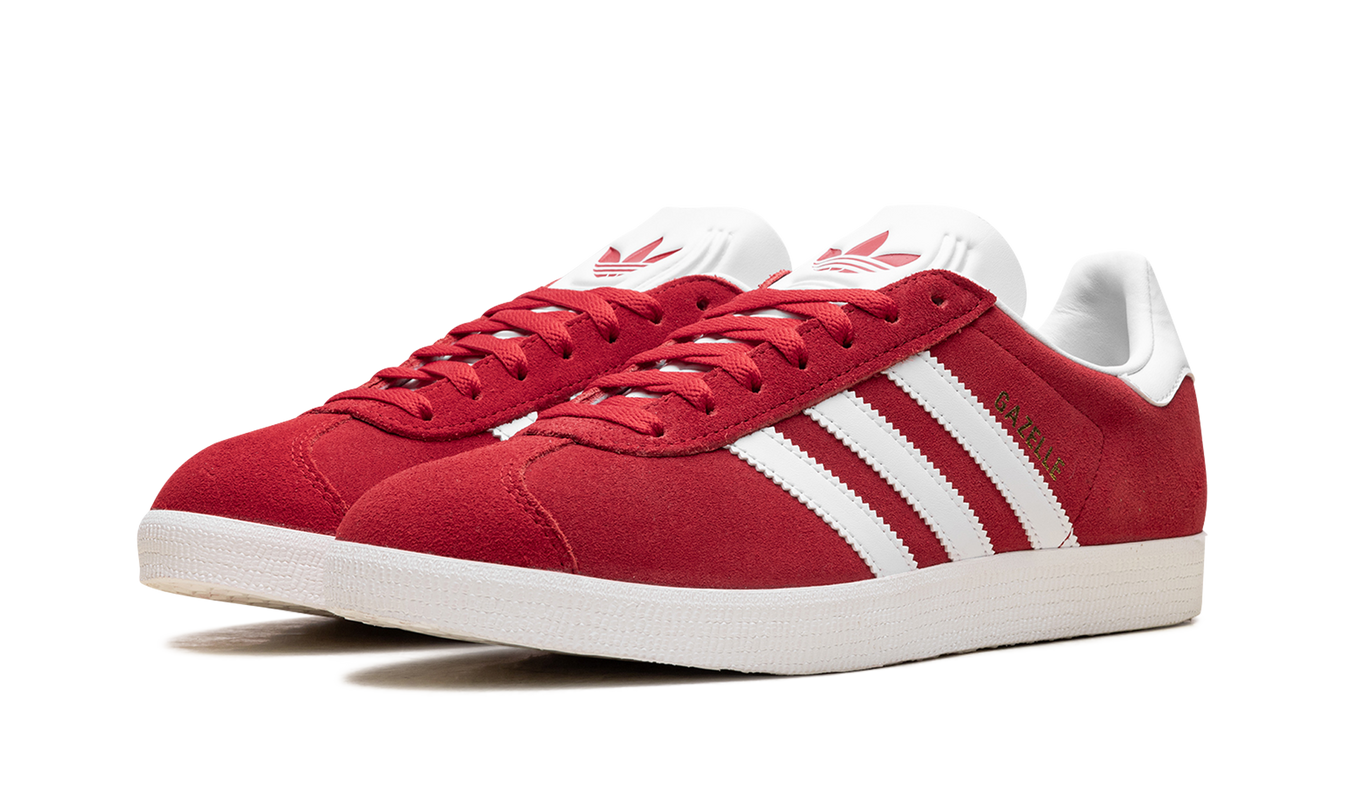 Adidas Gazelle schoenen in Scarlet wit, lage sneakers met witte zool en rode details, op een neutrale achtergrond