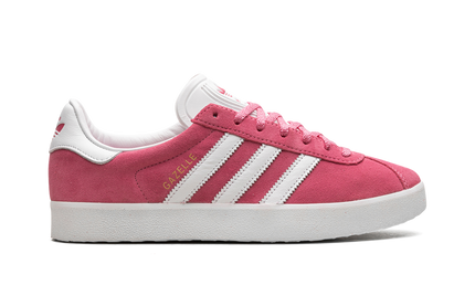 Dames Adidas Gazelle 85 schoenen in roze fusion met suède details en witte zolen, getoond op een neutrale achtergrond