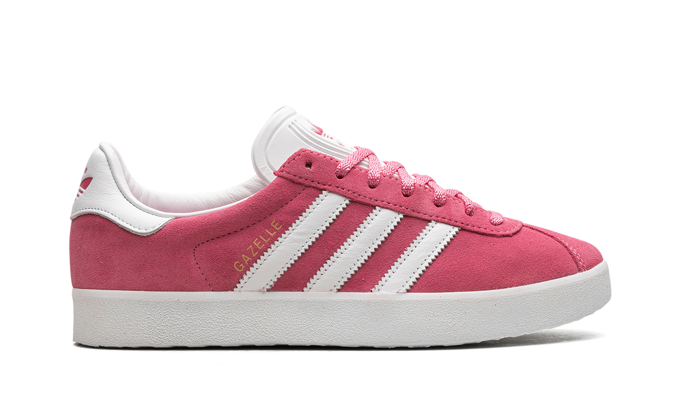 Dames Adidas Gazelle 85 schoenen in roze fusion met suède details en witte zolen, getoond op een neutrale achtergrond