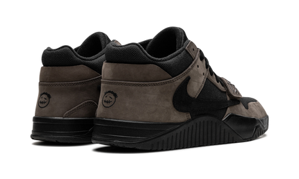 Nike Jumpman Jack TR schoenen in Dark Mocha kleur, sportieve sneakers met zwarte en bruine tinten en iconisch Jumpman logo.