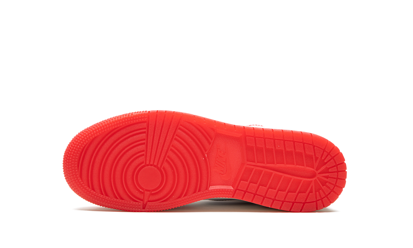 Witte en rode Air Jordan 1 High OG GS schoenen met Spider-Man en Spider-Verse design, Nike sneakers voor kinderen