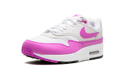 Lichte roze Nike Air Max 1 WMNS schoenen met witte zool, zichtbaar in detail en textuur op de afbeelding.