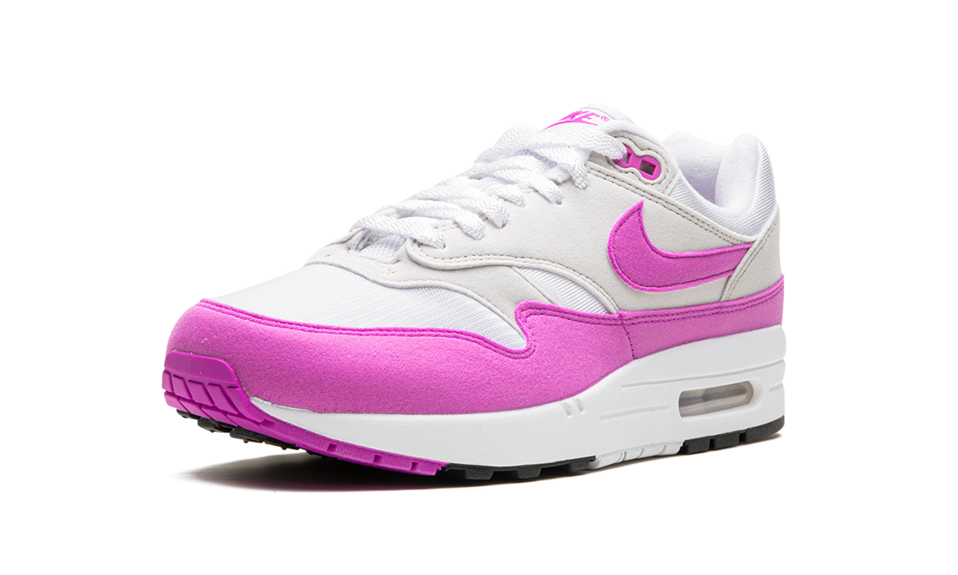 Lichte roze Nike Air Max 1 WMNS schoenen met witte zool, zichtbaar in detail en textuur op de afbeelding.