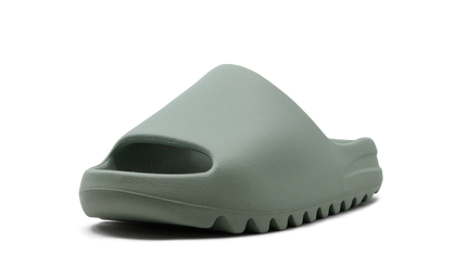 Witte Yeezy Slide "Salt" schoenen met eenvoudige, comfortabele slip-on stijl en rubberzool, gesloten teen en merklogo.