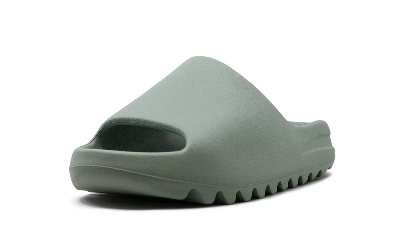 Witte Yeezy Slide "Salt" schoenen met eenvoudige, comfortabele slip-on stijl en rubberzool, gesloten teen en merklogo.