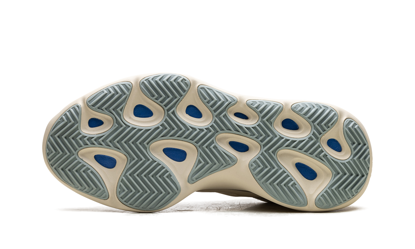 Sneakers Yeezy 700 V3 "Azael" in grijze en zwarte kleuren, met sportieve en moderne uitstraling, zichtbaar in de afbeelding.