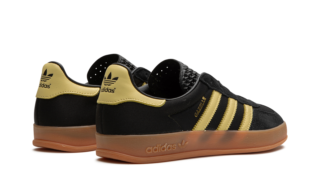 Zwarte en gele Adidas Gazelle indoor schoenen met leren bovenwerk en witte zool, geschikt voor binnen sporten.