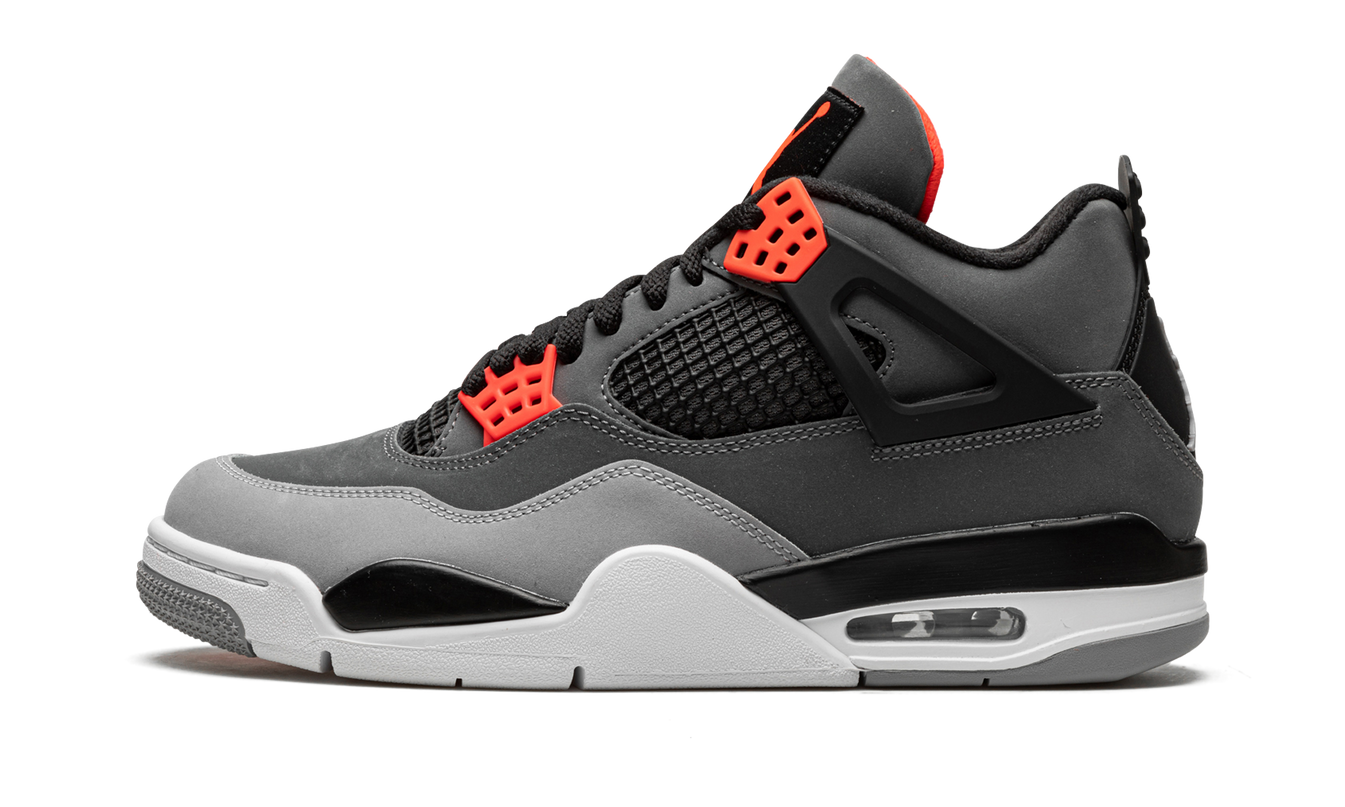 Zwarte en rode Air Jordan 4 Retro schoenen met witte details, zichtbaar op de afbeelding.