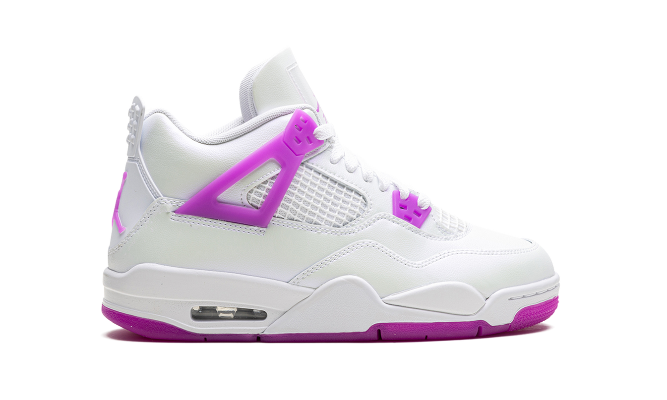 Lichte paar Air Jordan 4 Retro GS "Hyper Violet" schoenen met paarse en witte details op een neutrale achtergrond