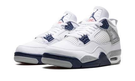 Donkerblauwe Air Jordan 4 sneakers met witte details en zwarte zool, zichtbaar in close-up foto.