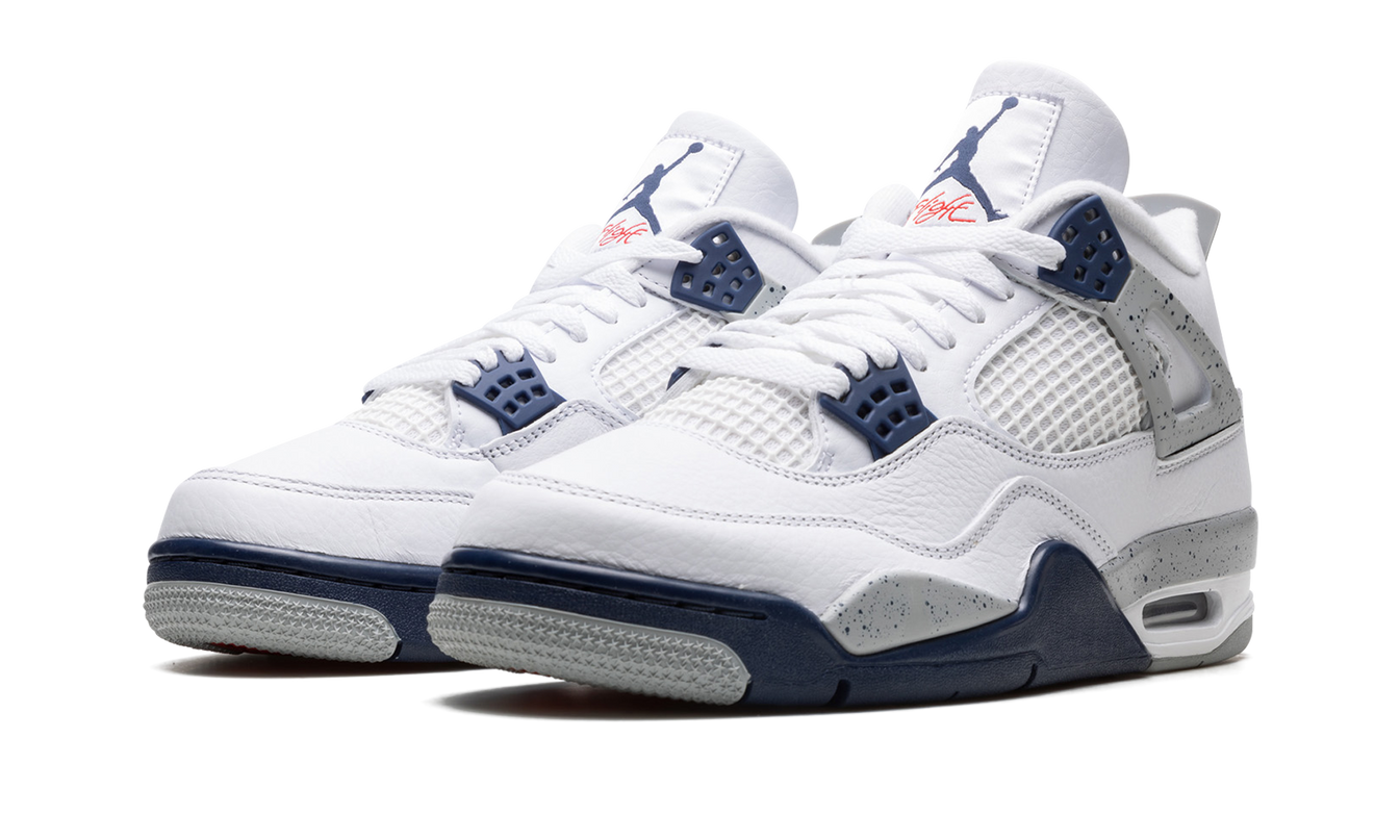 Donkerblauwe Air Jordan 4 sneakers met witte details en zwarte zool, zichtbaar in close-up foto.