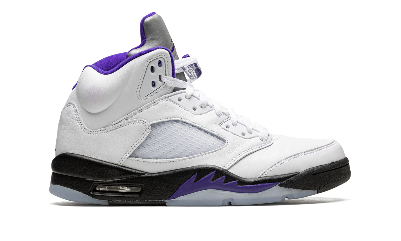 Zwarte Air Jordan 5 Retro "Concord" schoenen met witte en paarse details, zichtbaar van de zijkant.