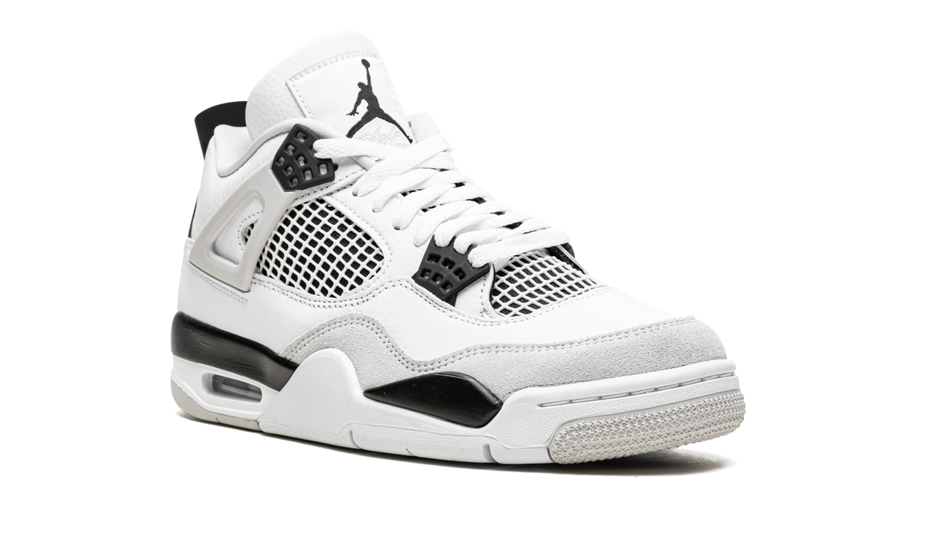Zwarte Air Jordan 4 Retro schoenen met militaire zwarte details en witte accenten, zichtbaar vanaf de zijkant.