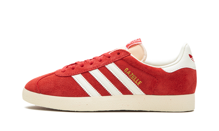 Adidas Gazelle "Glory Red" schoenen voor dames, rode sneakers met witte zool en leren bovenwerk, geschikt voor casual dragen.