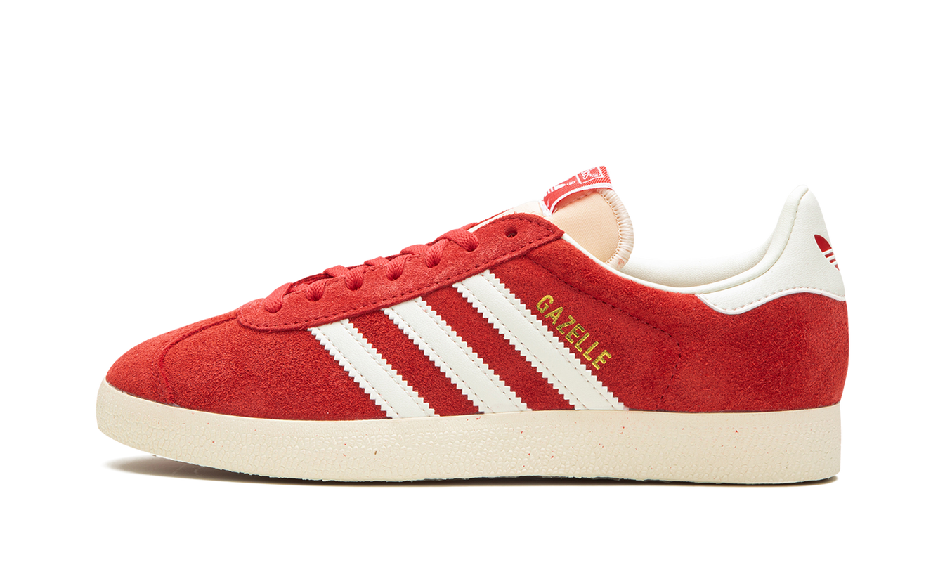 Adidas Gazelle "Glory Red" schoenen voor dames, rode sneakers met witte zool en leren bovenwerk, geschikt voor casual dragen.