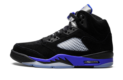 Sportieve Air Jordan 5 Retro schoenen in Racer Blue met blauwe en zwarte details, perfect voor sneakerliefhebbers.