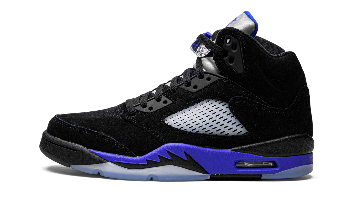 Sportieve Air Jordan 5 Retro schoenen in Racer Blue met blauwe en zwarte details, perfect voor sneakerliefhebbers.
