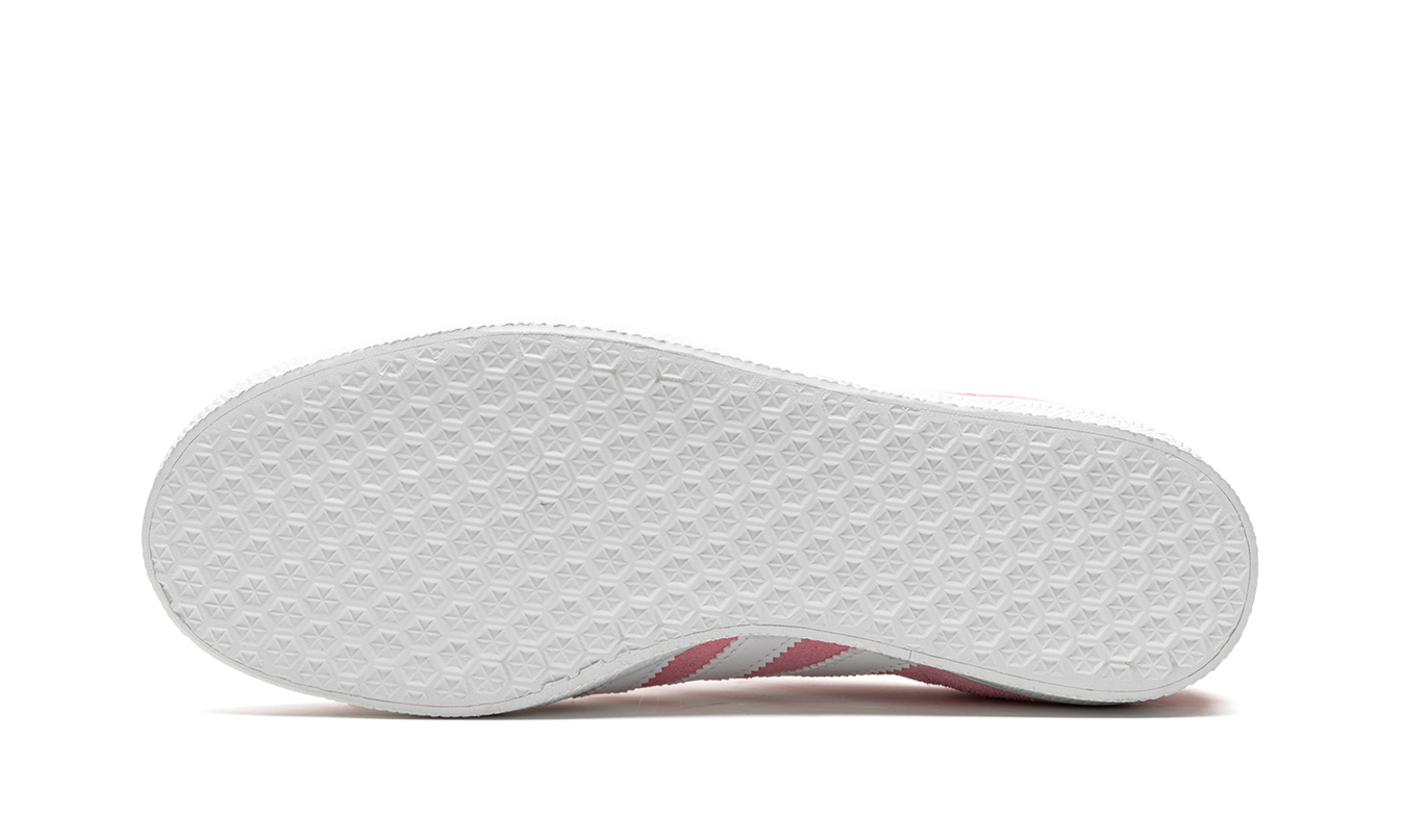 Dames Adidas Gazelle Pink Glow schoenen met roze suède bovenkant en witte zool, zichtbaar van de zijkant.