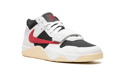 Nike Jumpman Jack Travis Scott universiteit rood schoenen met rood en zwarte details, zichtbaar van de zijkant.