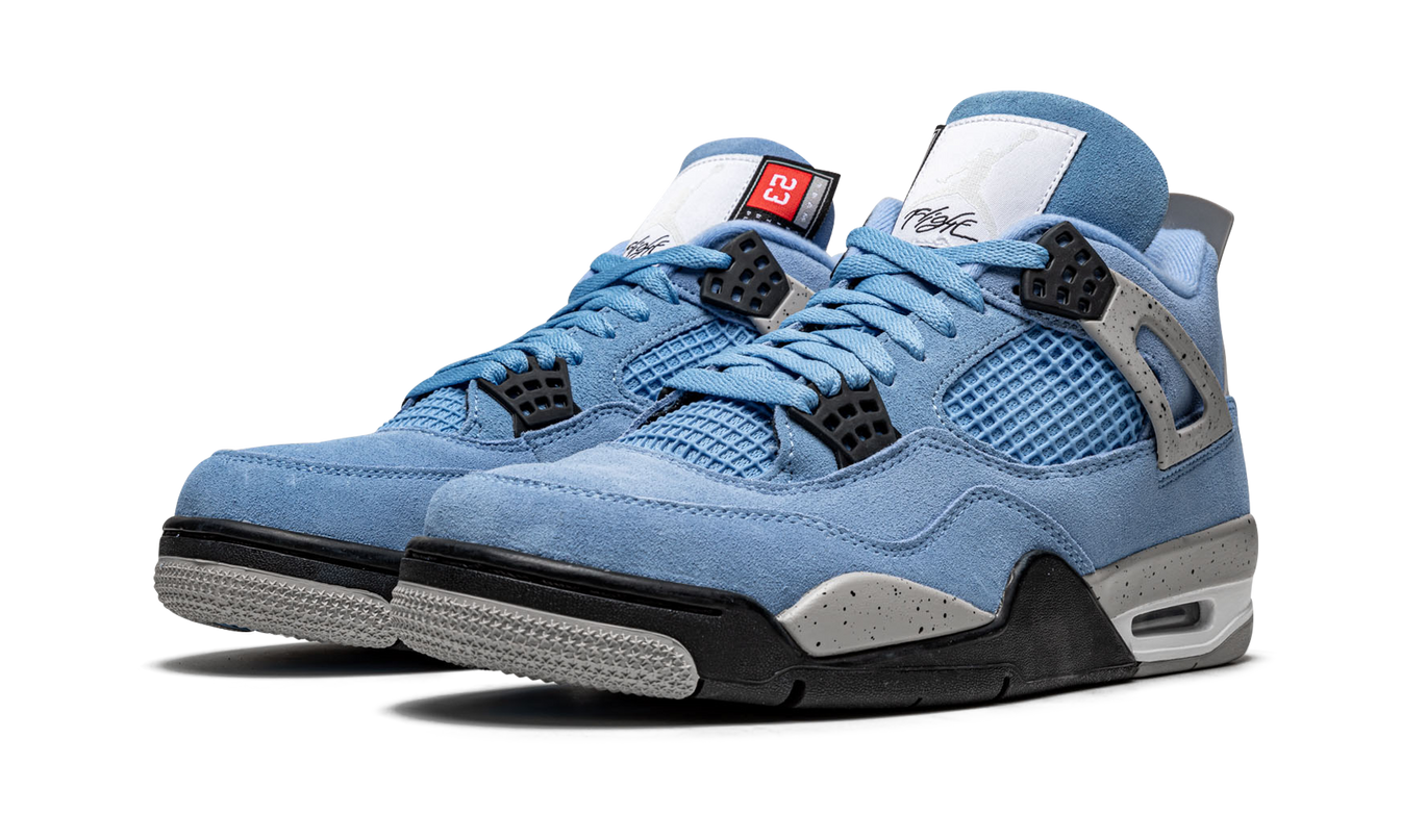 Sportieve Air Jordan 4 Retro "University Blue" sneakers met witte en blauwe details, zichtbaar in de afbeelding.