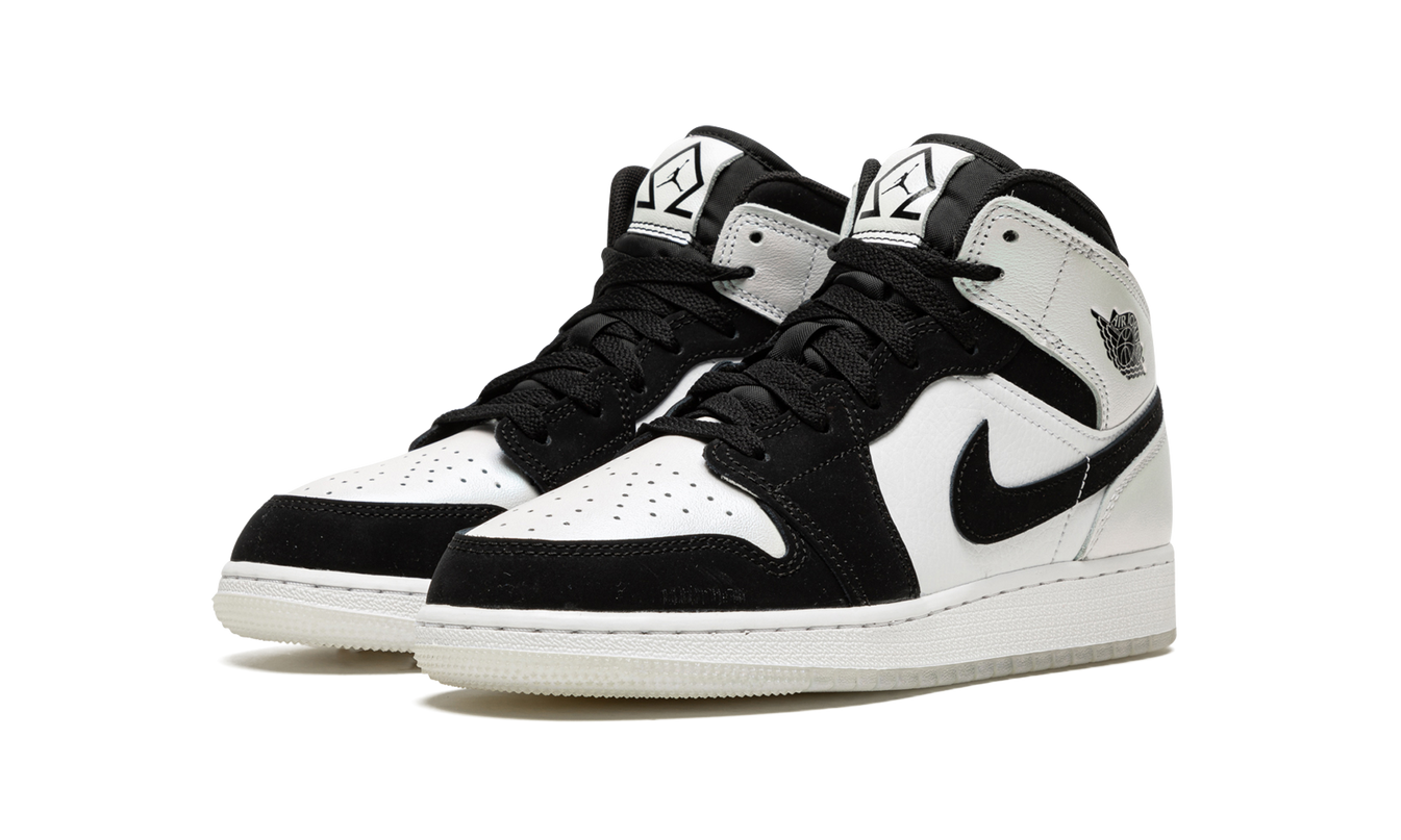 Sneakers Air Jordan 1 MID SE GS "Diamond Shorts" met sportieve details en zwart-witte kleurstelling, zichtbaar in de afbeelding