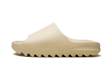 Witte Yeezy Slide "Bone 2022" schoenen van Mijn winkel, comfortabele slippers met een strakke design en gewatteerde voetzool.