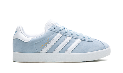 Adidas Gazelle 85 schoenen in "Clear Sky" met lichtblauwe leren bovenkant en witte zool, stijlvol en comfortabel.