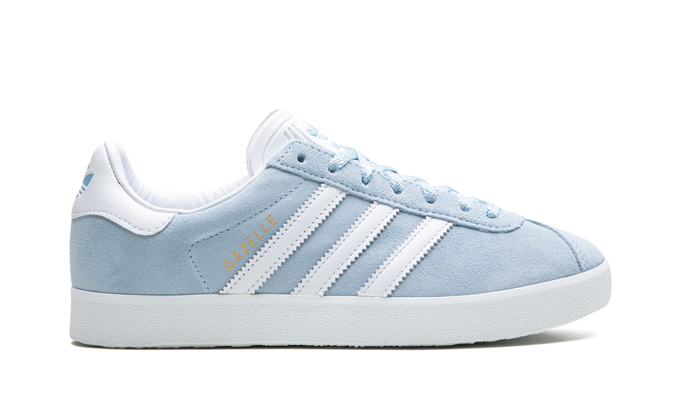 Adidas Gazelle 85 schoenen in "Clear Sky" met lichtblauwe leren bovenkant en witte zool, stijlvol en comfortabel.
